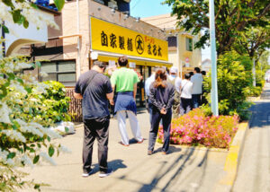 魏yぉう列のできる繁盛店